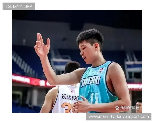 年轻中锋在训练赛中展示禁区嗅觉，教练当场竖大拇指